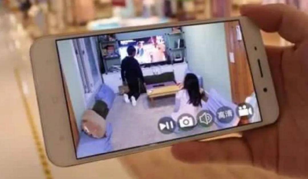 Thu&ecirc; bảo mẫu tr&ocirc;ng con, con trai 8 tuổi cứ 9 giờ tối l&agrave; buồn ngủ, bố kiểm tra camera rồi thưởng gấp cho bảo mẫu 70 triệu- Ảnh 2.