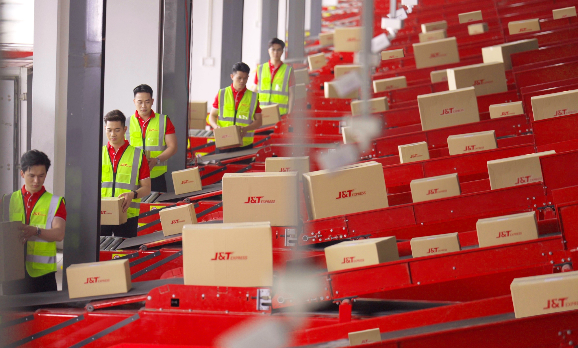 Chạm 2025: H&agrave;nh tr&igrave;nh xuy&ecirc;n Việt của những chuyến xe đ&aacute;ng tin cậy- Ảnh 12.