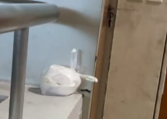 S&acirc;n bay T&acirc;n Sơn Nhất: Kh&aacute;ch đ&ocirc;ng, r&aacute;c cũng "bủa v&acirc;y"- Ảnh 9.