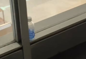 S&acirc;n bay T&acirc;n Sơn Nhất: Kh&aacute;ch đ&ocirc;ng, r&aacute;c cũng "bủa v&acirc;y"- Ảnh 10.