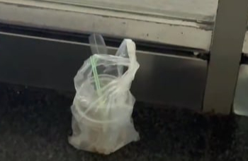 S&acirc;n bay T&acirc;n Sơn Nhất: Kh&aacute;ch đ&ocirc;ng, r&aacute;c cũng "bủa v&acirc;y"- Ảnh 11.