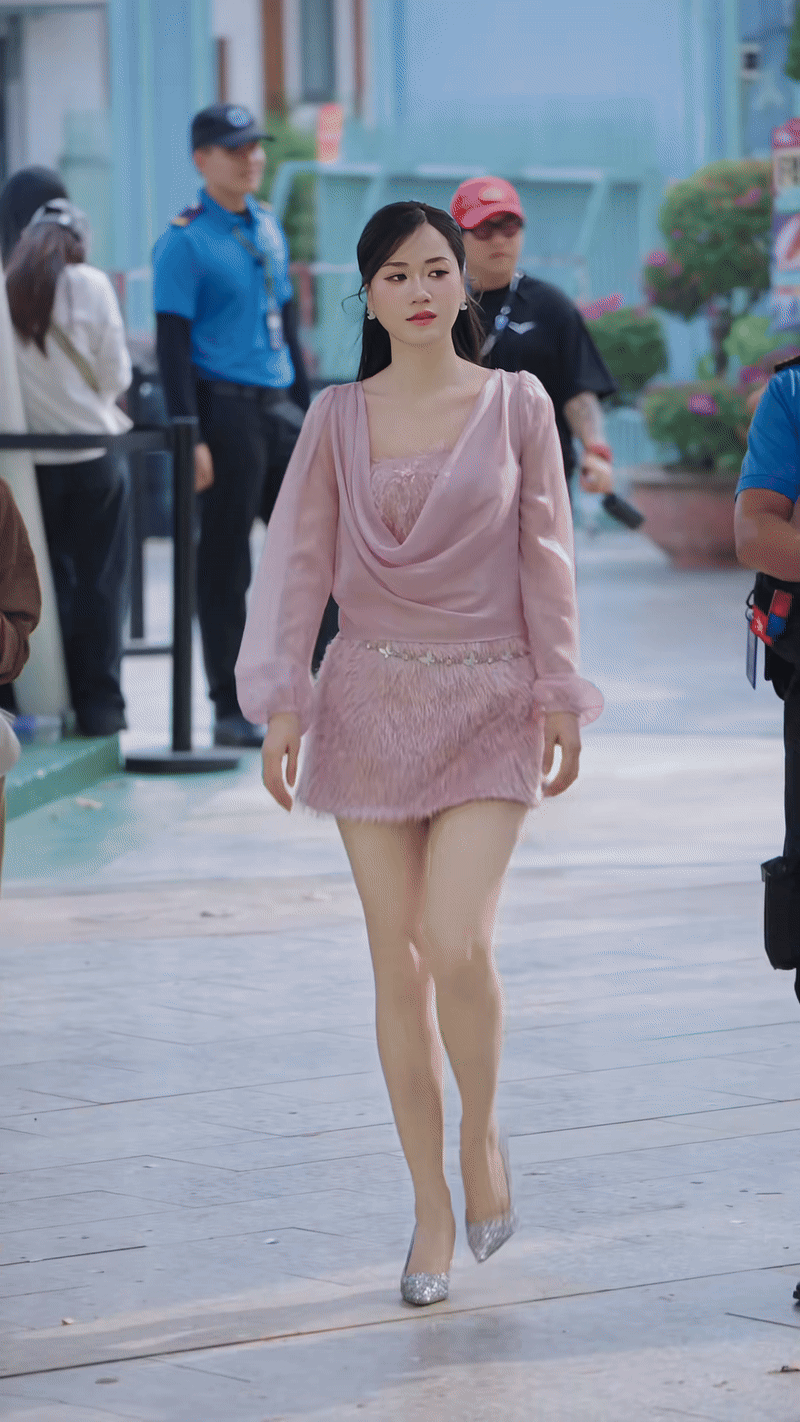 L&acirc;m Vỹ Dạ lại trẻ măng, đ&ocirc;i ch&acirc;n ho&aacute; ra cũng thuộc h&agrave;ng cực phẩm!- Ảnh 1.