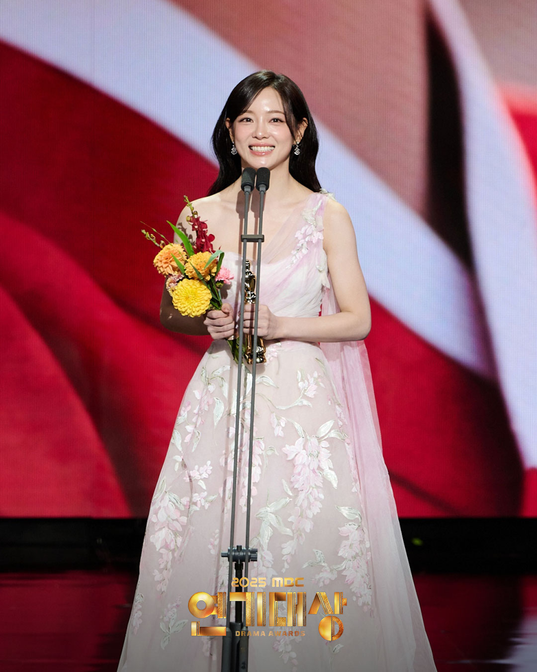 MBC Drama Awards 2025: IU - Byeon Woo Seok g&acirc;y b&atilde;o MXH, chủ nh&acirc;n Daesang l&agrave; c&aacute;i t&ecirc;n kh&ocirc;ng ai d&aacute;m ch&ecirc;- Ảnh 3.