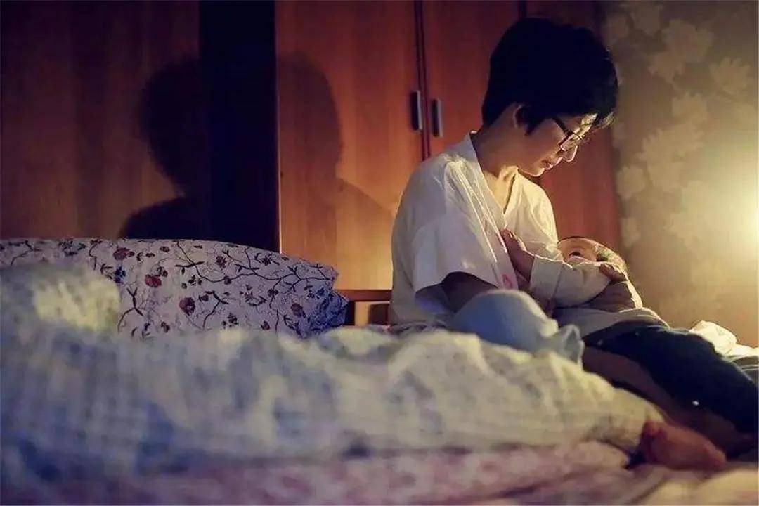 Thu&ecirc; bảo mẫu tr&ocirc;ng con, con trai 8 tuổi cứ 9 giờ tối l&agrave; buồn ngủ, bố kiểm tra camera rồi thưởng gấp cho bảo mẫu 70 triệu- Ảnh 3.