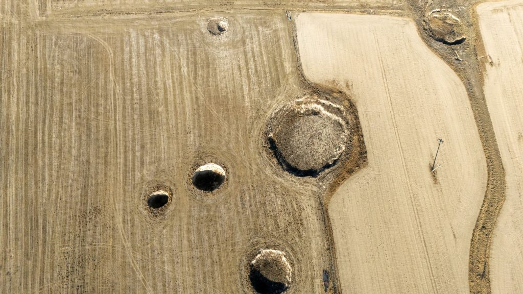 H&agrave;ng trăm 'hố tử thần' mọc l&ecirc;n giữa đồng, n&ocirc;ng d&acirc;n hốt hoảng: Gi&aacute;o sư h&eacute; lộ nguy&ecirc;n nh&acirc;n từ những năm 2000- Ảnh 1.