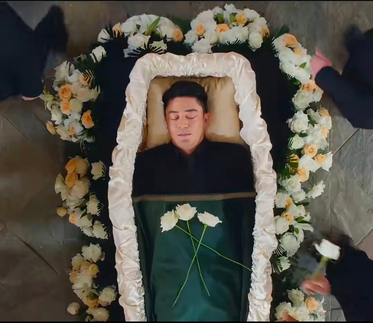 Sốc với h&igrave;nh ảnh Hoắc Kiến Hoa tự tổ chức đ&aacute;m ma cho m&igrave;nh- Ảnh 2.