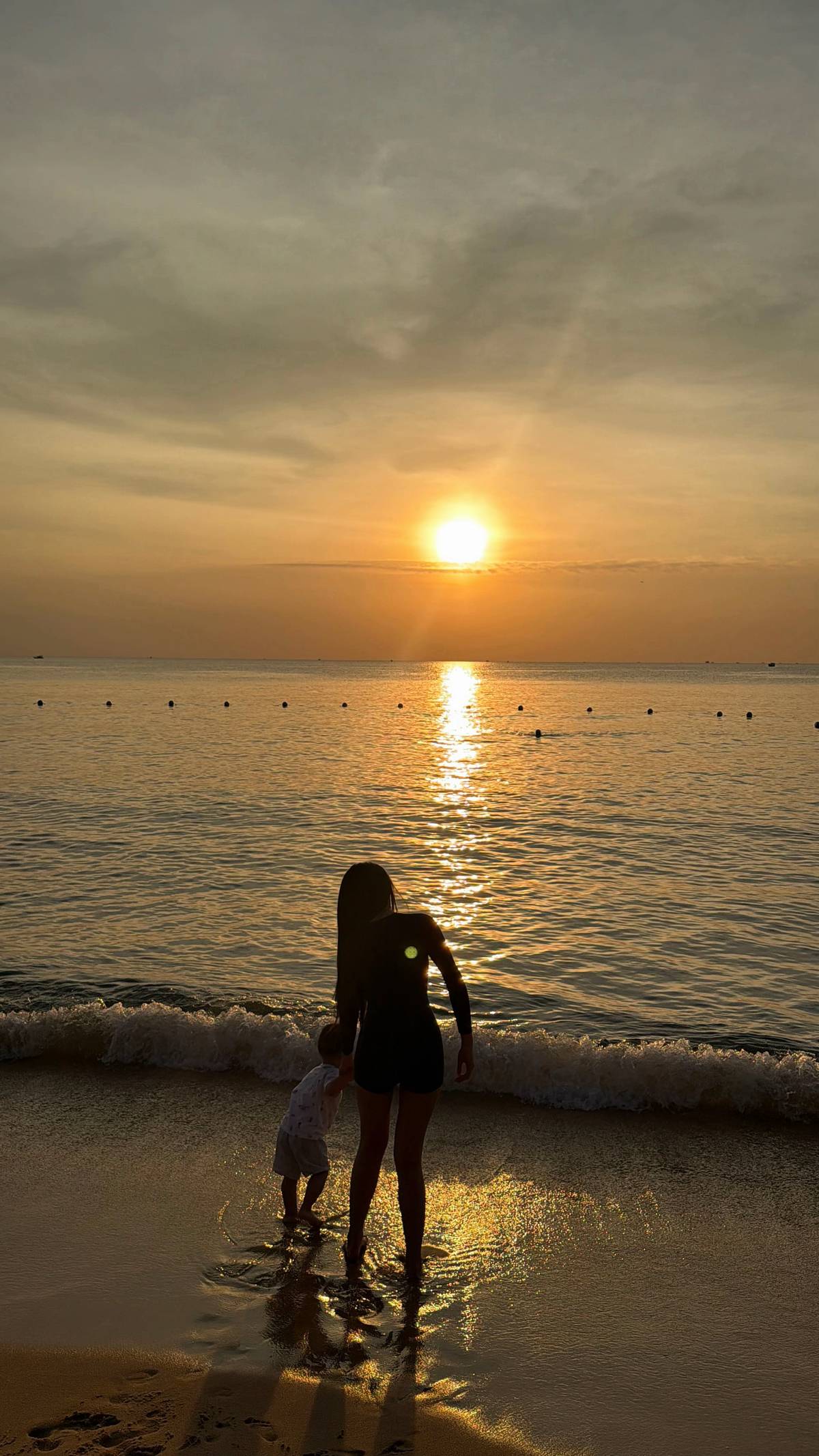 Doãn Hải My khoe chân dài thẳng tắp, tình tứ e ấp bên Văn Hậu, còn ai đồn tiểu thư thích to tiếng với chồng?- Ảnh 7. Doãn Hải My khoe chân dài thẳng tắp, tình tứ e ấp bên Văn Hậu, còn ai đồn tiểu thư thích to tiếng với chồng?- Ảnh 7.