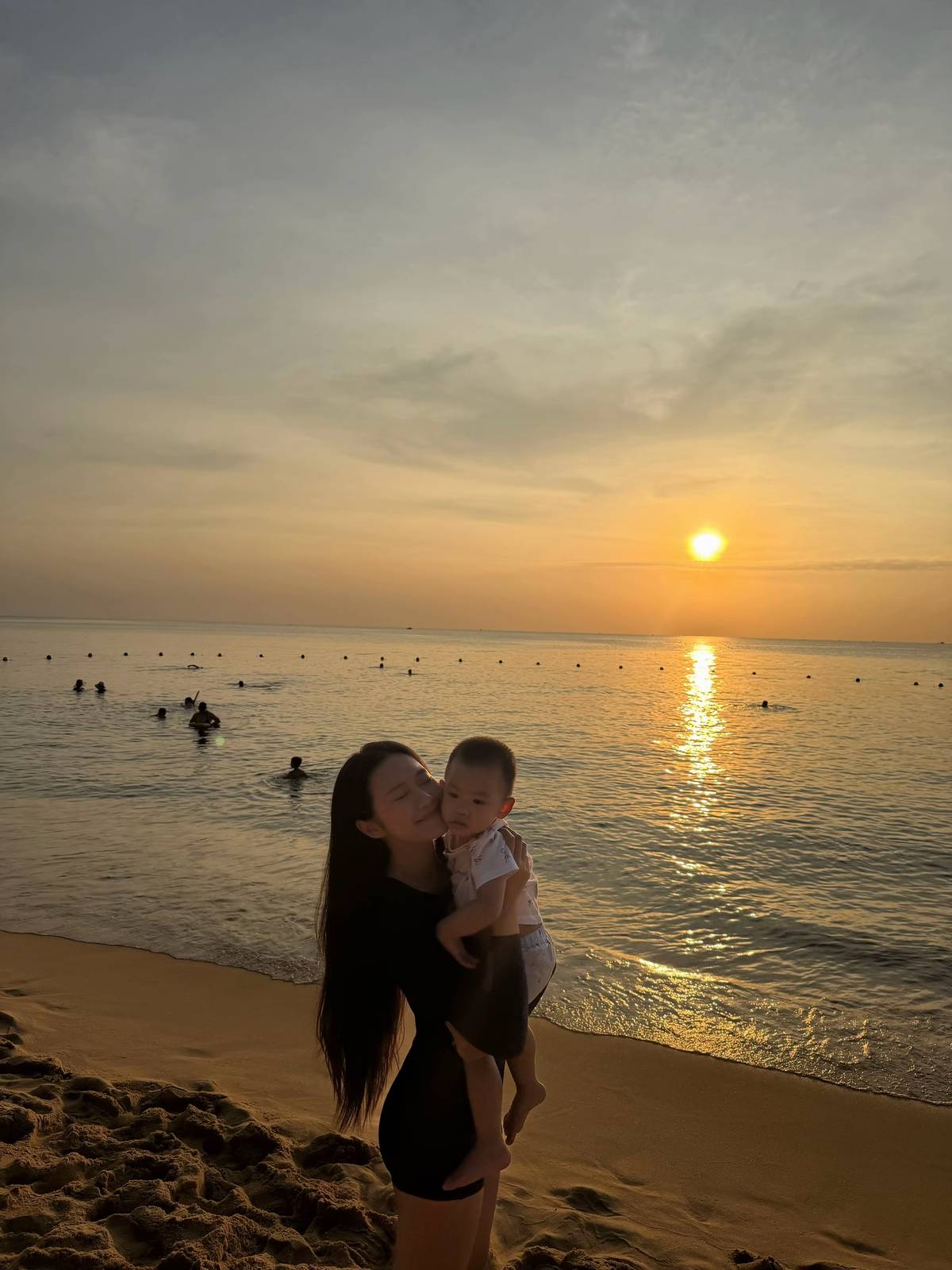 Doãn Hải My khoe chân dài thẳng tắp, tình tứ e ấp bên Văn Hậu, còn ai đồn tiểu thư thích to tiếng với chồng?- Ảnh 2. Doãn Hải My khoe chân dài thẳng tắp, tình tứ e ấp bên Văn Hậu, còn ai đồn tiểu thư thích to tiếng với chồng?- Ảnh 2.