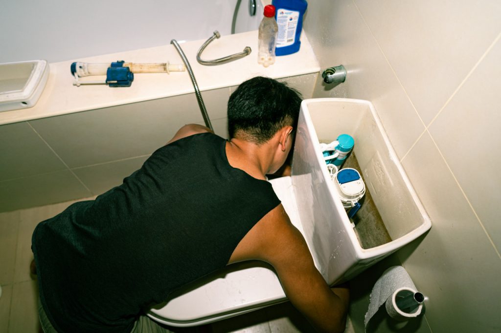 Ph&aacute;t hiện 1 anh thợ sửa ống nước c&oacute; bằng đại học ng&agrave;nh kế to&aacute;n từ ng&ocirc;i trường danh gi&aacute;- Ảnh 1.