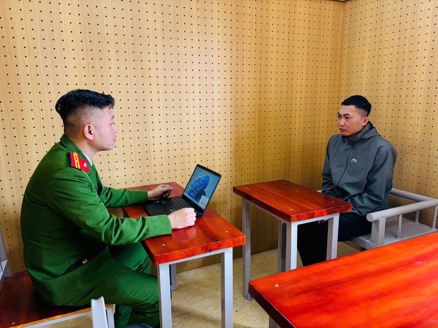 Lời khai lươn lẹo của đối tượng trong đường d&acirc;y lừa đảo xuy&ecirc;n quốc gia, chiếm đoạt 120 tỷ đồng: "Kh&ocirc;ng biết đ&aacute;nh m&aacute;y t&iacute;nh n&ecirc;n được cho l&agrave;m tổ trưởng"- Ảnh 1.