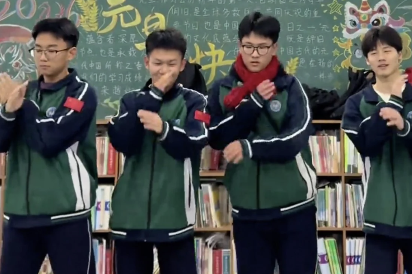 Thay vì mắng mỏ, cô giáo biến học sinh đi học muộn thành "nhóm nhạc nam": Video triệu like gây sốt- Ảnh 2. Thay vì mắng mỏ, cô giáo biến học sinh đi học muộn thành "nhóm nhạc nam": Video triệu like gây sốt- Ảnh 2.