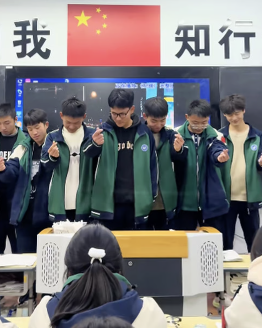 Thay vì mắng mỏ, cô giáo biến học sinh đi học muộn thành "nhóm nhạc nam": Video triệu like gây sốt- Ảnh 1. Thay vì mắng mỏ, cô giáo biến học sinh đi học muộn thành "nhóm nhạc nam": Video triệu like gây sốt- Ảnh 1.