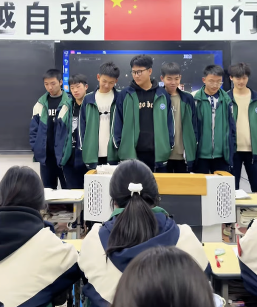 Thay vì mắng mỏ, cô giáo biến học sinh đi học muộn thành "nhóm nhạc nam": Video triệu like gây sốt- Ảnh 3. Thay vì mắng mỏ, cô giáo biến học sinh đi học muộn thành "nhóm nhạc nam": Video triệu like gây sốt- Ảnh 3.