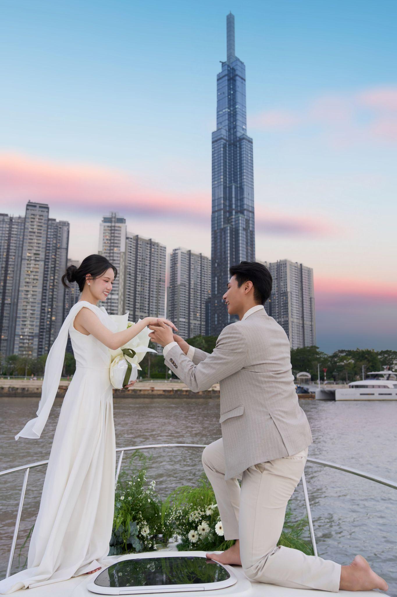 Cầu hôn trên du thuyền sông Sài Gòn: Xu hướng mới của giới trẻ TP.HCM- Ảnh 1. Cầu hôn trên du thuyền sông Sài Gòn: Xu hướng mới của giới trẻ TP.HCM- Ảnh 1.