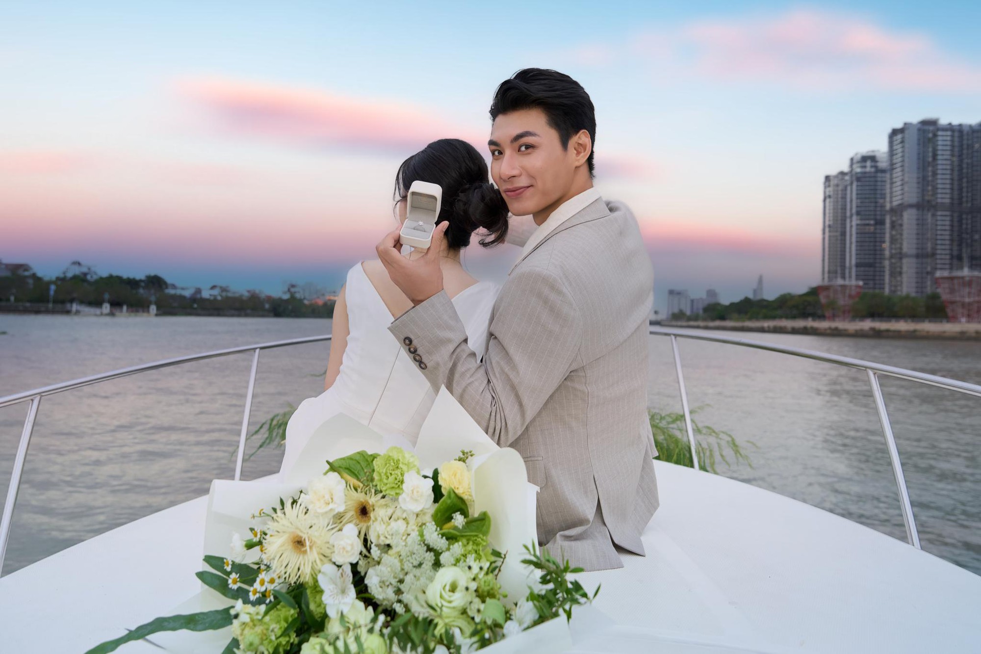 Cầu hôn trên du thuyền sông Sài Gòn: Xu hướng mới của giới trẻ TP.HCM- Ảnh 3. Cầu hôn trên du thuyền sông Sài Gòn: Xu hướng mới của giới trẻ TP.HCM- Ảnh 3.