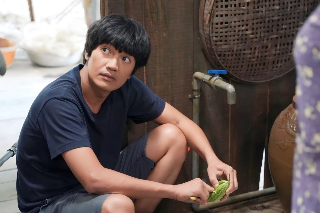 Bị g&aacute;i xinh &ocirc;m trước mặt vợ, ng&ocirc;i sao đắt show nhất Việt Nam l&agrave;m một h&agrave;nh động g&acirc;y b&atilde;o MXH- Ảnh 4.