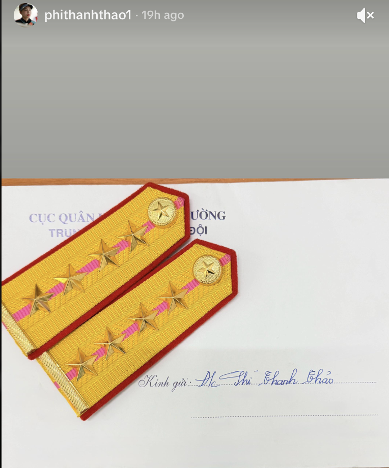 Hotgirl bắn s&uacute;ng Ph&iacute; Thanh Thảo 21 tuổi được thăng h&agrave;m Đại u&yacute;, L&yacute; Đức (U23 Việt Nam) tương t&aacute;c cực ngọt giữa tin hẹn h&ograve;- Ảnh 1.