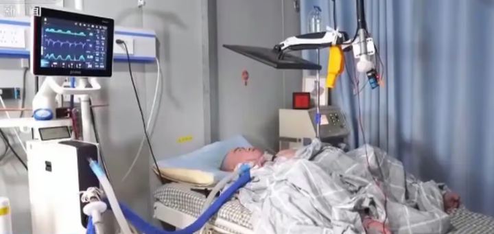 Ch&agrave;ng trai bại liệt sống nhờ m&aacute;y thở, chỉ d&ugrave;ng 1 ng&oacute;n tay tạo n&ecirc;n chuyện thần kỳ- Ảnh 1.