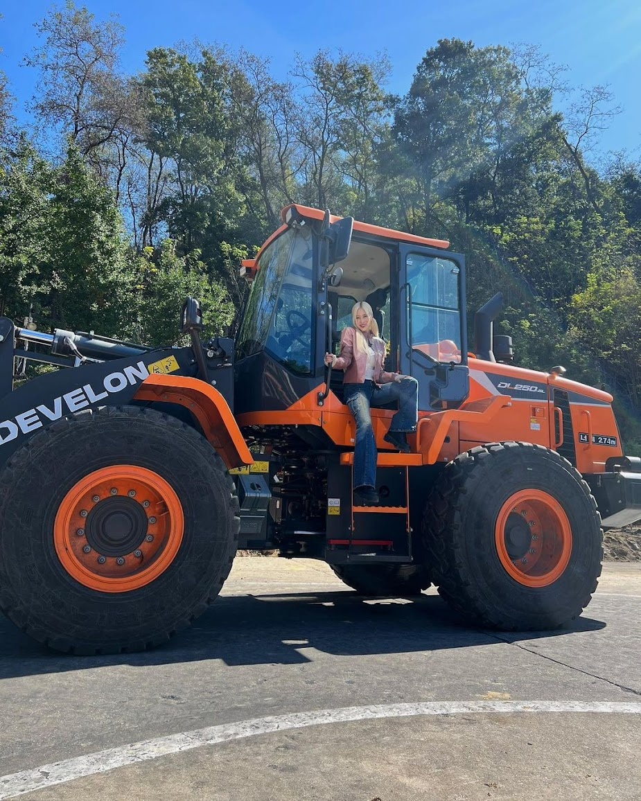 Chuyện chưa từng c&oacute;: Mỹ nh&acirc;n trở th&agrave;nh đại sứ nhờ biết l&aacute;i m&aacute;y x&uacute;c- Ảnh 2.