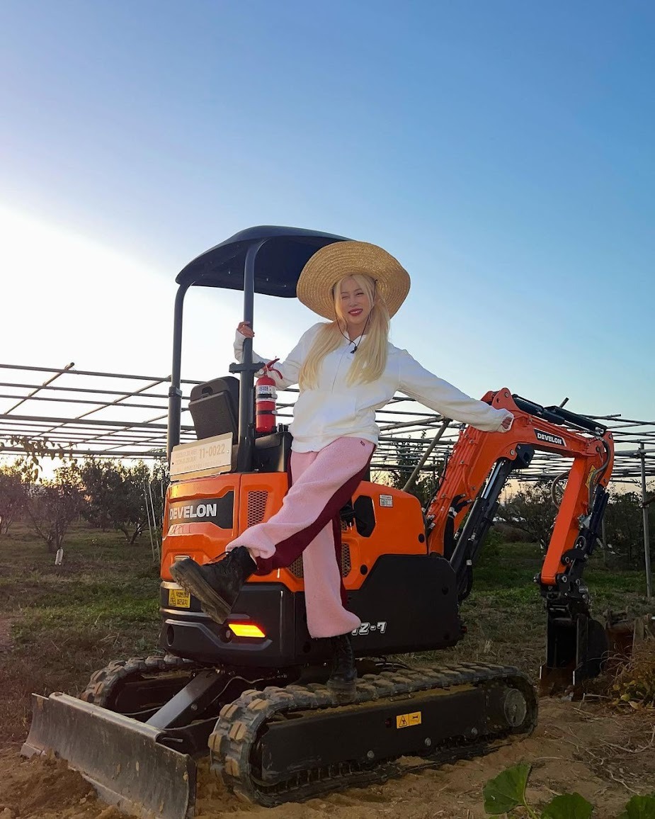 Chuyện chưa từng c&oacute;: Mỹ nh&acirc;n trở th&agrave;nh đại sứ nhờ biết l&aacute;i m&aacute;y x&uacute;c- Ảnh 3.