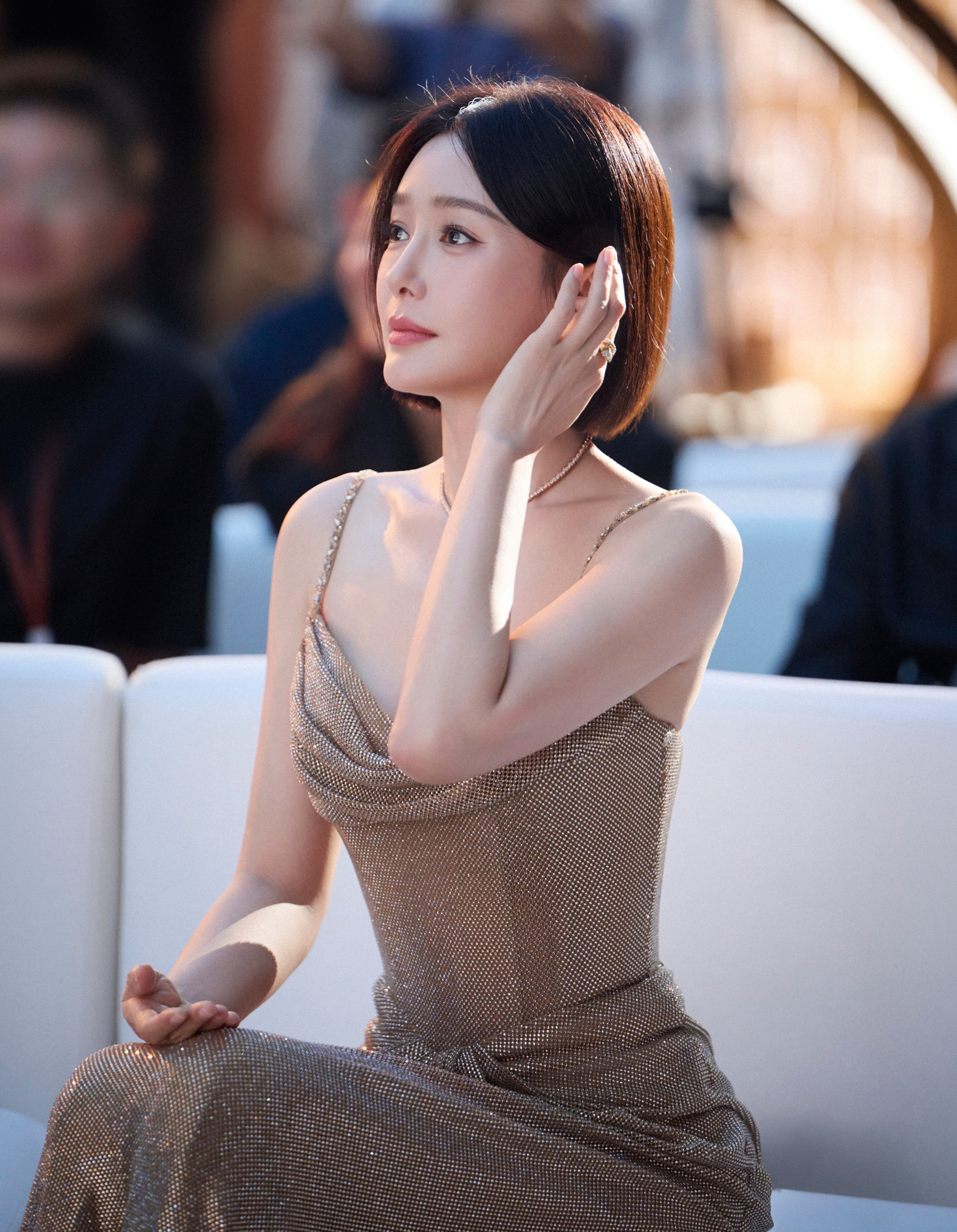 Ho&agrave;ng hậu 46 tuổi vẫn trẻ đẹp, d&aacute;ng eo &oacute;t nhờ đ&acirc;u?- Ảnh 1.