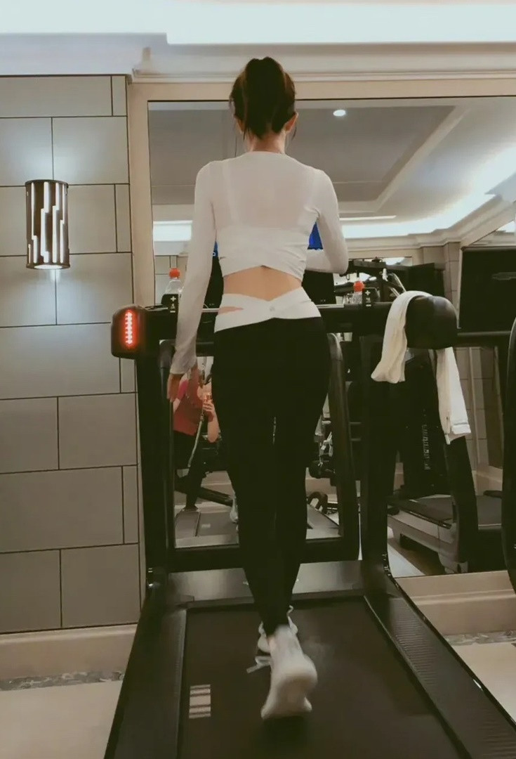 Ho&agrave;ng hậu 46 tuổi vẫn trẻ đẹp, d&aacute;ng eo &oacute;t nhờ đ&acirc;u?- Ảnh 3.