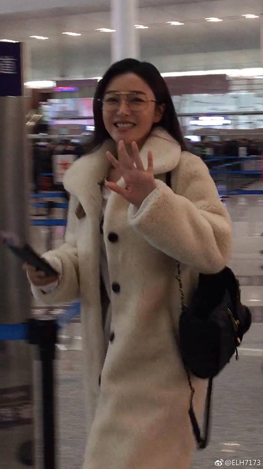 Ho&agrave;ng hậu 46 tuổi vẫn trẻ đẹp, d&aacute;ng eo &oacute;t nhờ đ&acirc;u?- Ảnh 4.