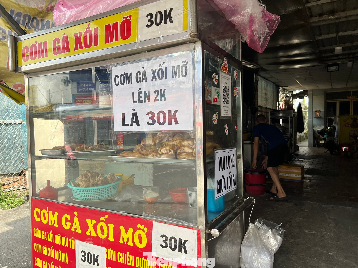 Qu&aacute;n ăn cũng tăng gi&aacute; dịp cận Tết, người lao động 'm&eacute;o mặt'- Ảnh 2.