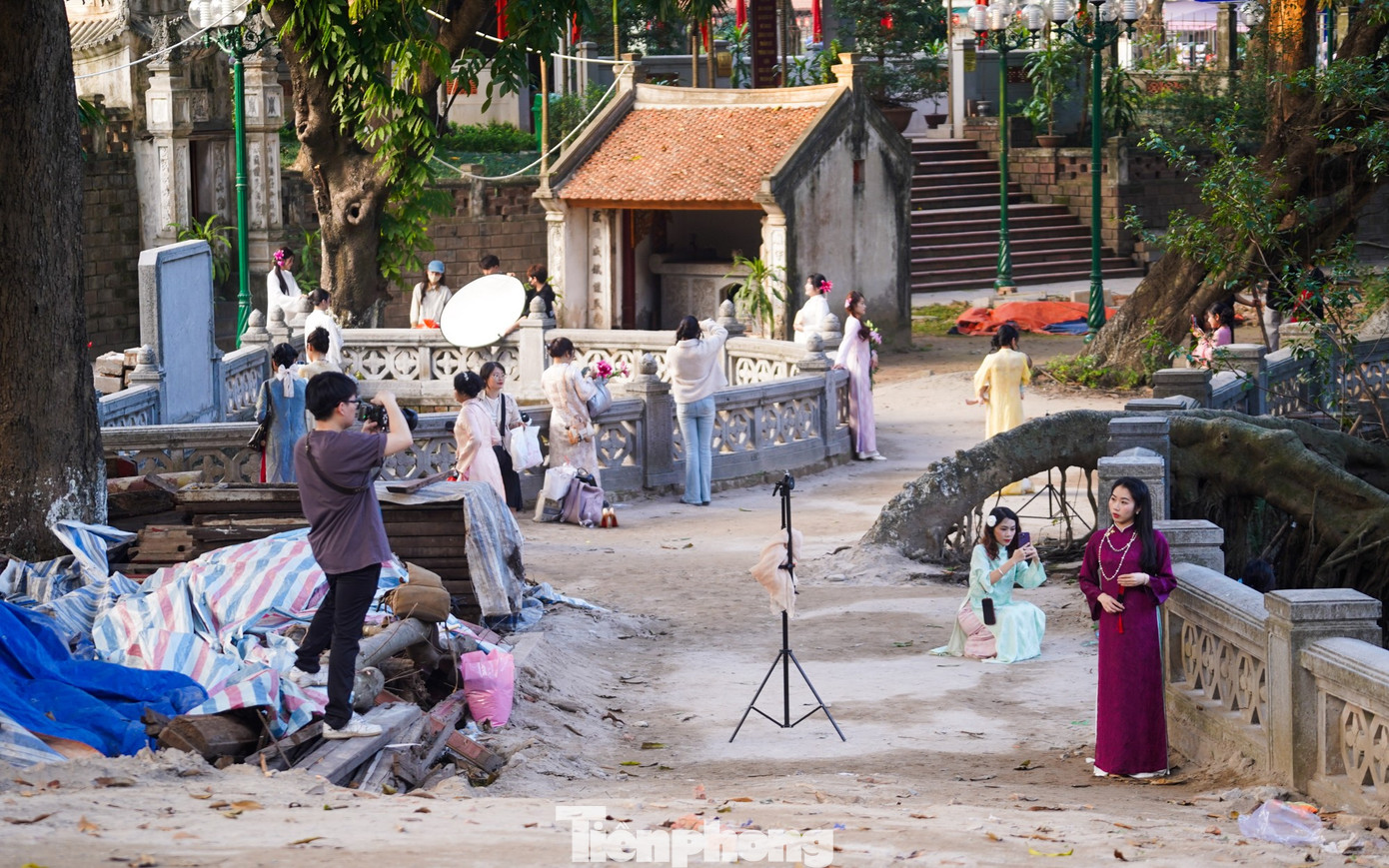Ng&ocirc;i đền cổ giữa l&ograve;ng H&agrave; Nội th&agrave;nh điểm check-in 'b&iacute; mật' của giới trẻ- Ảnh 4.