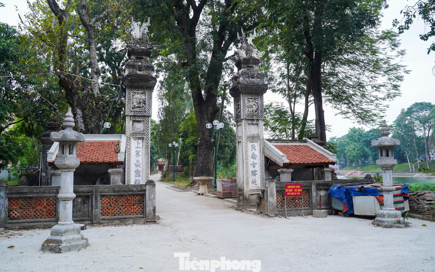 Ng&ocirc;i đền cổ giữa l&ograve;ng H&agrave; Nội th&agrave;nh điểm check-in 'b&iacute; mật' của giới trẻ- Ảnh 2.
