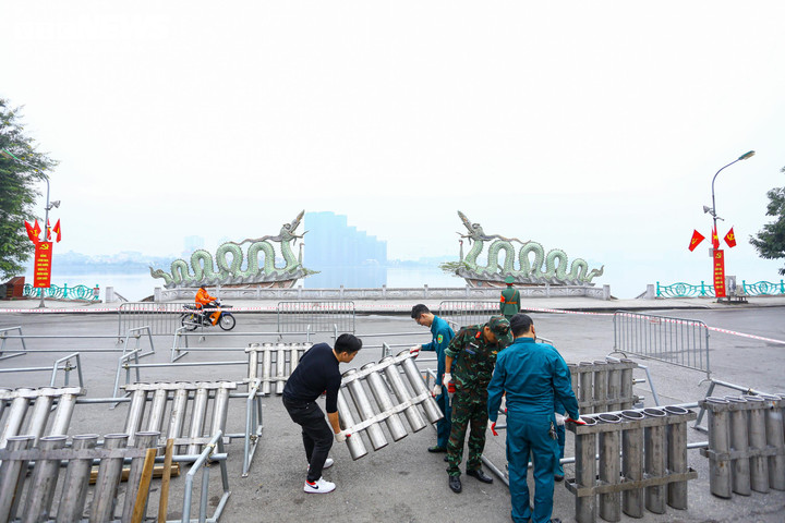 B&ecirc;n trong trận địa ph&aacute;o hoa sẵn s&agrave;ng khai hoả đ&oacute;n năm mới 2026 tại H&agrave; Nội- Ảnh 13.