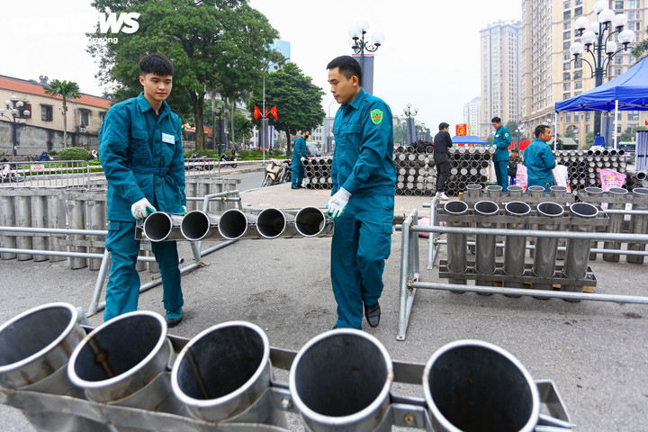 B&ecirc;n trong trận địa ph&aacute;o hoa sẵn s&agrave;ng khai hoả đ&oacute;n năm mới 2026 tại H&agrave; Nội- Ảnh 10.