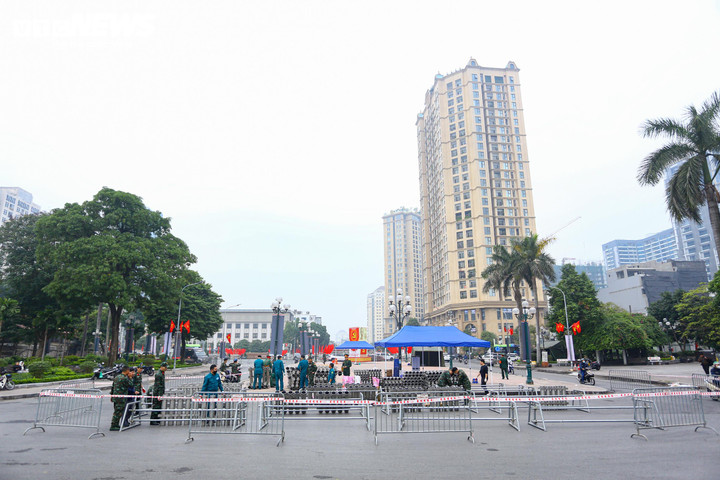 B&ecirc;n trong trận địa ph&aacute;o hoa sẵn s&agrave;ng khai hoả đ&oacute;n năm mới 2026 tại H&agrave; Nội- Ảnh 7.