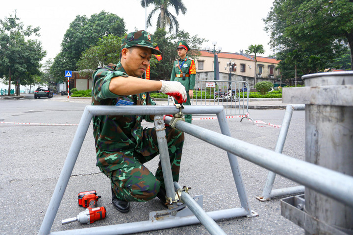 B&ecirc;n trong trận địa ph&aacute;o hoa sẵn s&agrave;ng khai hoả đ&oacute;n năm mới 2026 tại H&agrave; Nội- Ảnh 8.