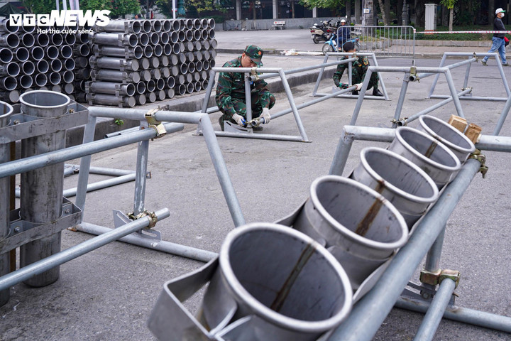 B&ecirc;n trong trận địa ph&aacute;o hoa sẵn s&agrave;ng khai hoả đ&oacute;n năm mới 2026 tại H&agrave; Nội- Ảnh 9.