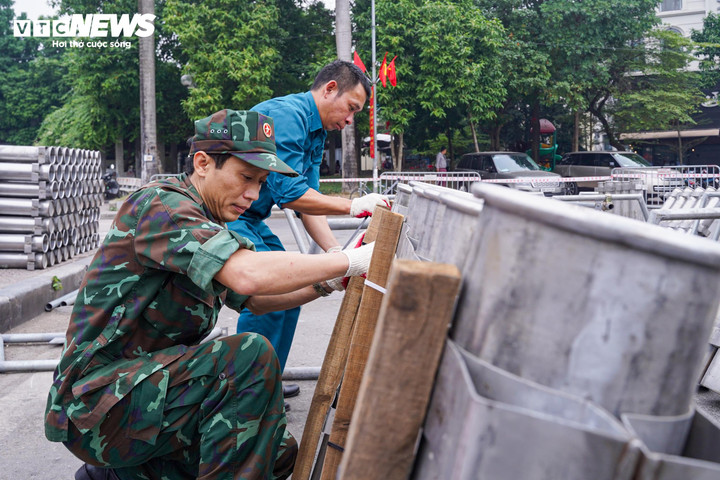 B&ecirc;n trong trận địa ph&aacute;o hoa sẵn s&agrave;ng khai hoả đ&oacute;n năm mới 2026 tại H&agrave; Nội- Ảnh 11.