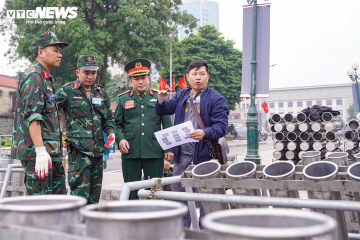 B&ecirc;n trong trận địa ph&aacute;o hoa sẵn s&agrave;ng khai hoả đ&oacute;n năm mới 2026 tại H&agrave; Nội- Ảnh 12.