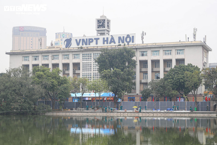 B&ecirc;n trong trận địa ph&aacute;o hoa sẵn s&agrave;ng khai hoả đ&oacute;n năm mới 2026 tại H&agrave; Nội- Ảnh 2.