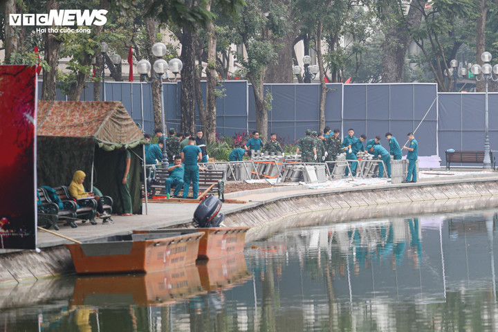 B&ecirc;n trong trận địa ph&aacute;o hoa sẵn s&agrave;ng khai hoả đ&oacute;n năm mới 2026 tại H&agrave; Nội- Ảnh 3.