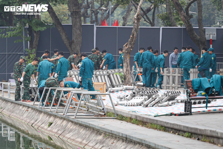 B&ecirc;n trong trận địa ph&aacute;o hoa sẵn s&agrave;ng khai hoả đ&oacute;n năm mới 2026 tại H&agrave; Nội- Ảnh 4.