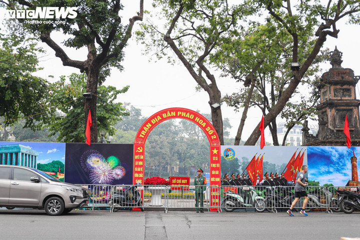 B&ecirc;n trong trận địa ph&aacute;o hoa sẵn s&agrave;ng khai hoả đ&oacute;n năm mới 2026 tại H&agrave; Nội- Ảnh 1.