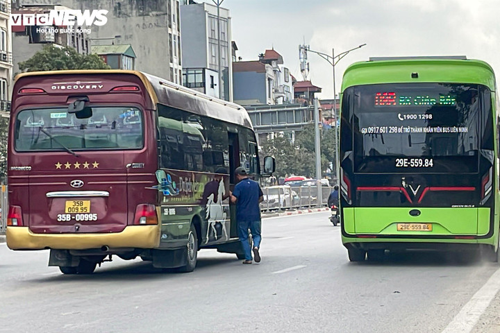 Loạt xe kh&aacute;ch ngang nhi&ecirc;n dừng đ&oacute;n trả kh&aacute;ch giữa đường H&agrave; Nội- Ảnh 8.