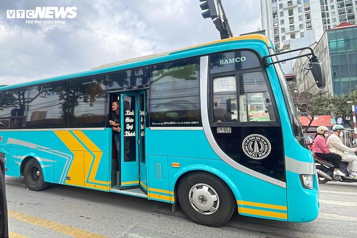 Loạt xe kh&aacute;ch ngang nhi&ecirc;n dừng đ&oacute;n trả kh&aacute;ch giữa đường H&agrave; Nội- Ảnh 3.