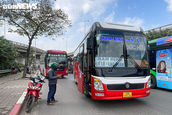Loạt xe kh&aacute;ch ngang nhi&ecirc;n dừng đ&oacute;n trả kh&aacute;ch giữa đường H&agrave; Nội- Ảnh 10.