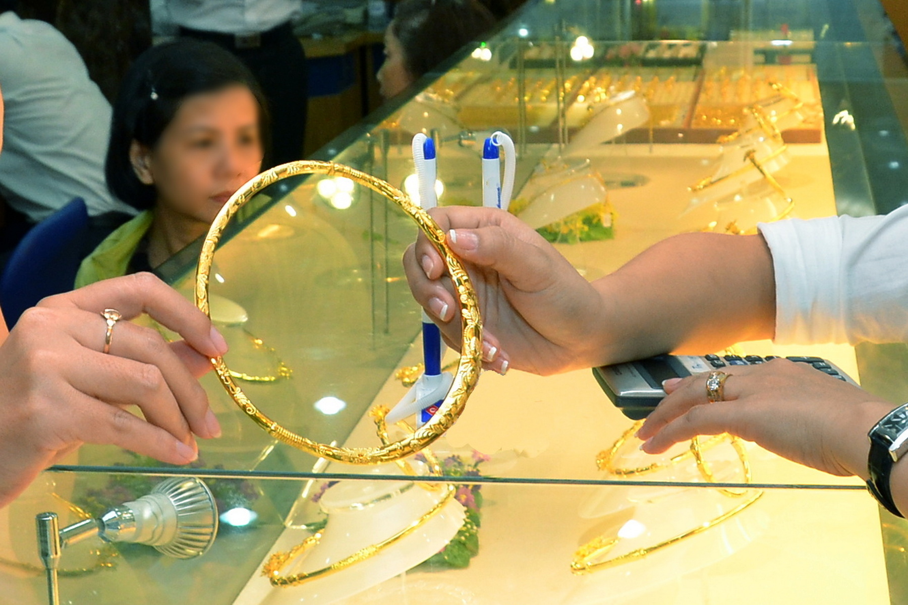 S&aacute;ng 30-12, gi&aacute; v&agrave;ng miếng SJC v&agrave; v&agrave;ng nhẫn đồng loạt giảm đến 5,5 triệu đồng/lượng- Ảnh 2.