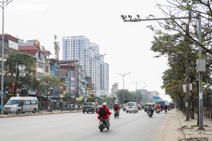Loạt xe kh&aacute;ch ngang nhi&ecirc;n dừng đ&oacute;n trả kh&aacute;ch giữa đường H&agrave; Nội- Ảnh 1.