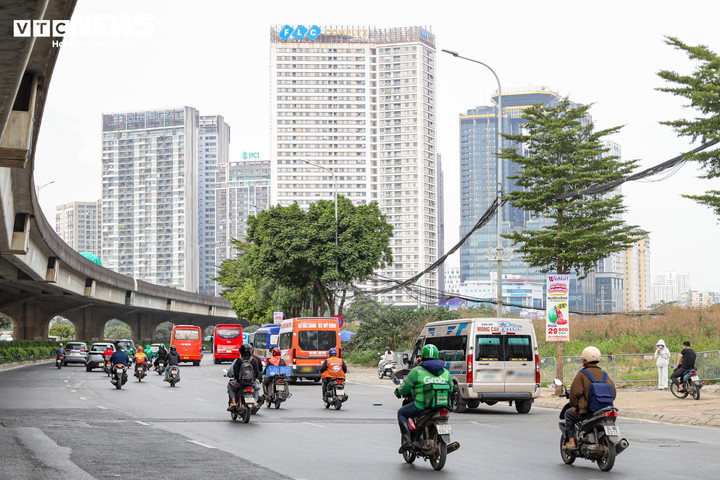 Loạt xe kh&aacute;ch ngang nhi&ecirc;n dừng đ&oacute;n trả kh&aacute;ch giữa đường H&agrave; Nội- Ảnh 11.