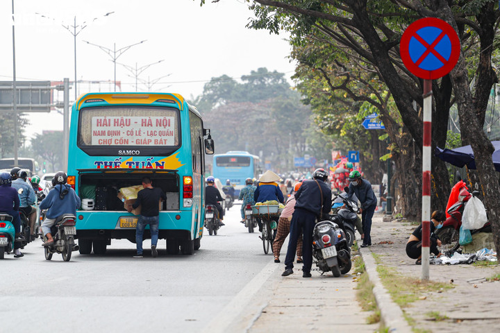 Loạt xe kh&aacute;ch ngang nhi&ecirc;n dừng đ&oacute;n trả kh&aacute;ch giữa đường H&agrave; Nội- Ảnh 4.