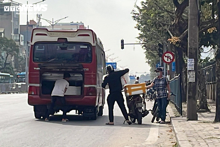 Loạt xe kh&aacute;ch ngang nhi&ecirc;n dừng đ&oacute;n trả kh&aacute;ch giữa đường H&agrave; Nội- Ảnh 5.