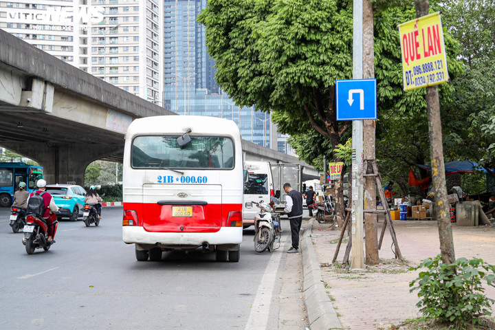 Loạt xe kh&aacute;ch ngang nhi&ecirc;n dừng đ&oacute;n trả kh&aacute;ch giữa đường H&agrave; Nội- Ảnh 13.